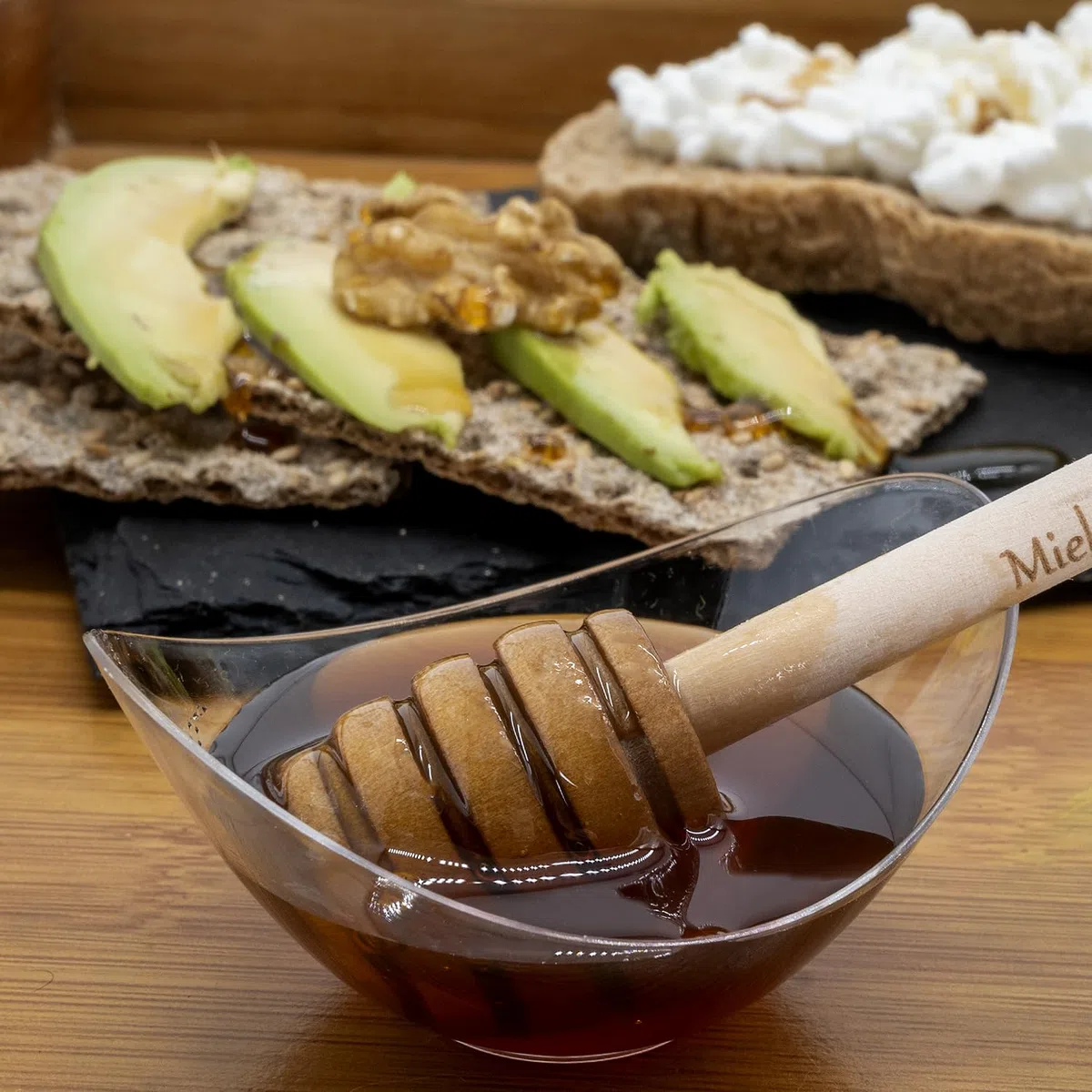 Miel de Castaño 1 kg Cruda Sin Filtrar Ni Pasteurizar Pura de Abeja y Natural Conserva sus Propiedades al ser Recolectada en Frio Sabor Suave y Equilibrado Origen España Envase Reutilizable