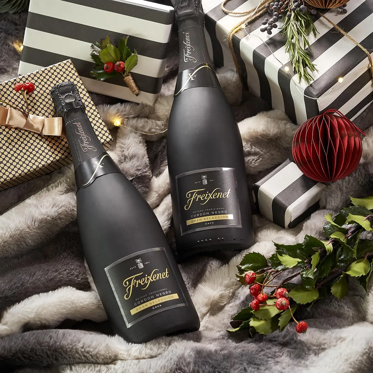 Freixenet Cava Cordón Negro Brut, estuche 2 botellas y 2 copas